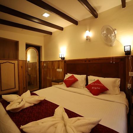 Pine Borough Inn Кодайканал Экстерьер фото