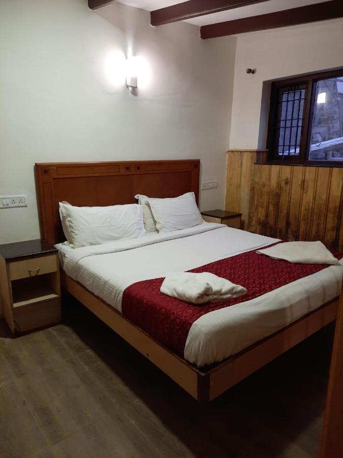 Pine Borough Inn Кодайканал Экстерьер фото
