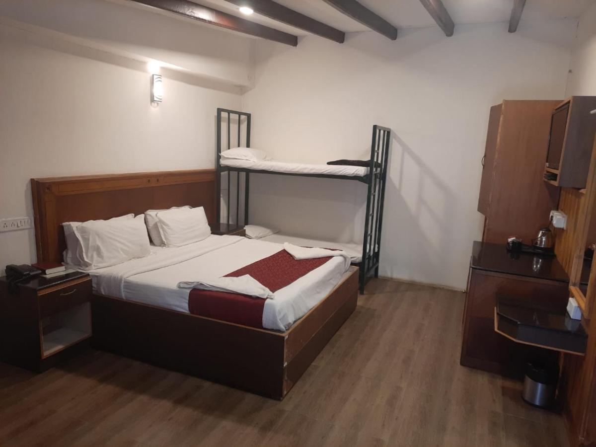 Pine Borough Inn Кодайканал Экстерьер фото