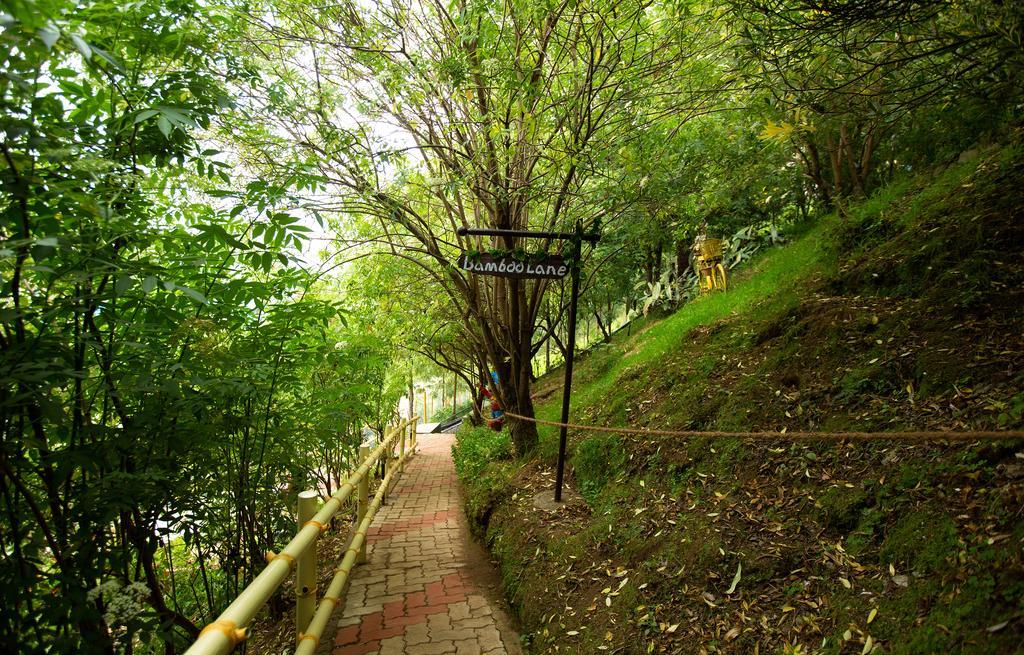 Pine Borough Inn Кодайканал Экстерьер фото